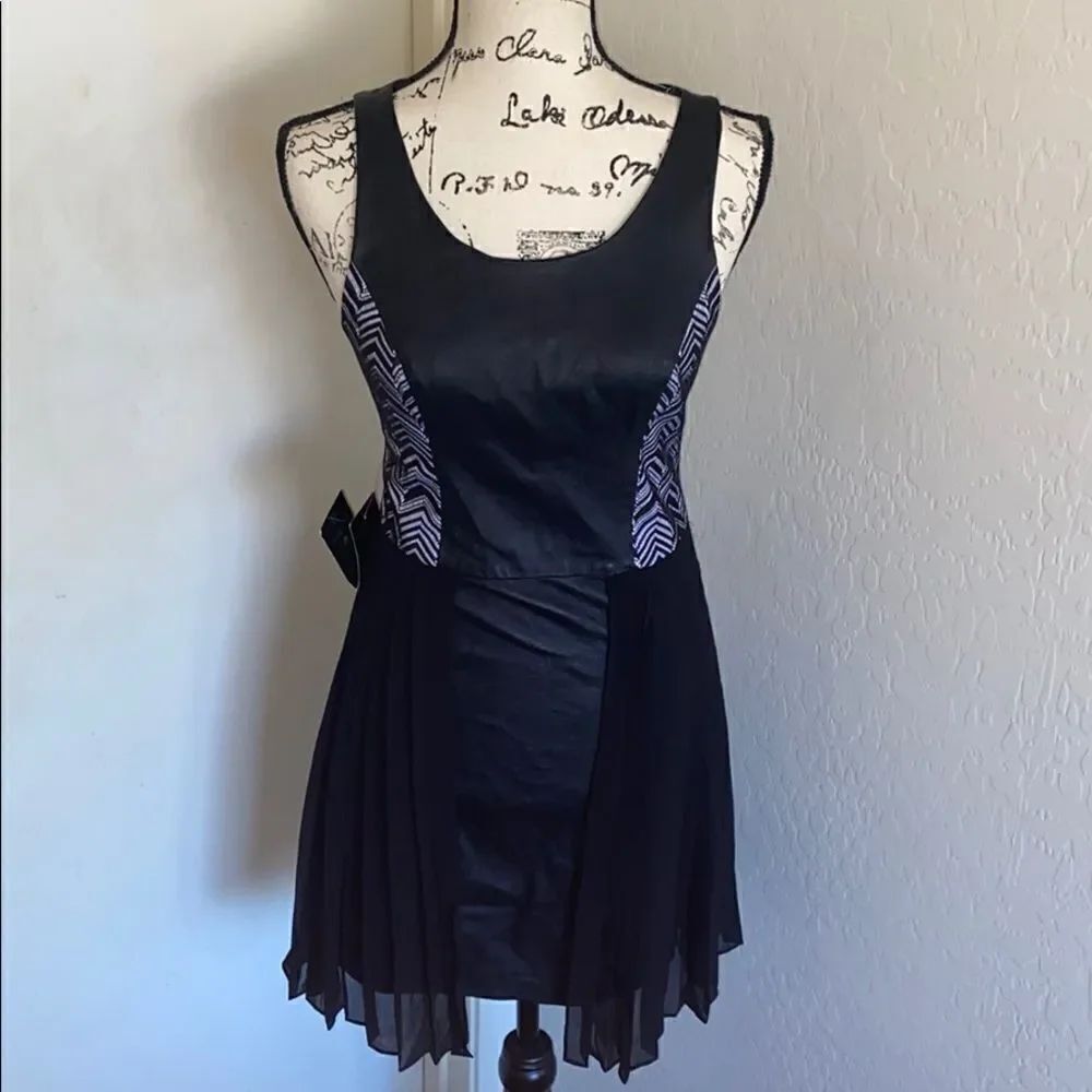 Bebe Black Pleated Chevron Print Leather Panel Design Dress Boho Unique Party